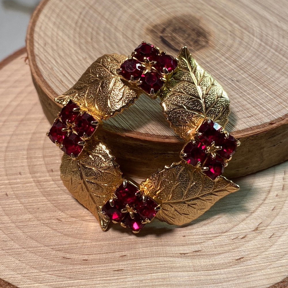Vintage Gold Tone Wreath Brooch with Stamped Out Leaves & Ruby Red Rhinestones